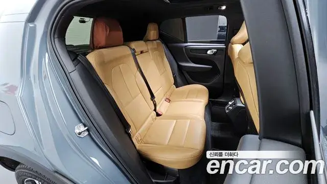 Volvo XC40 2020 — Фото 10/20