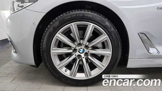 BMW 5 Series 2018 — Photo 2/20