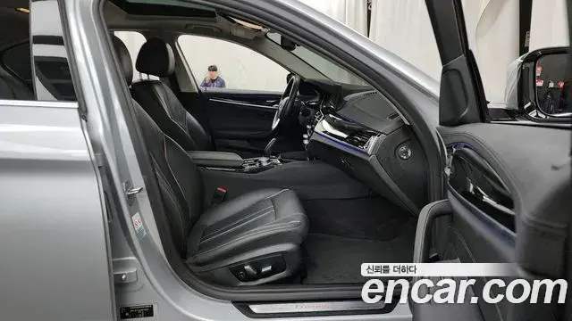 BMW 5 Series 2018 — Photo 12/20