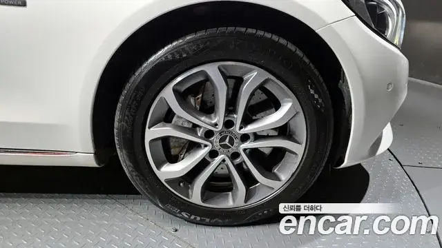 Mercedes-Benz C-Class 2018 — Şəkil 16/20