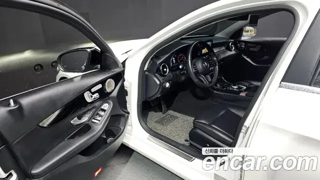 Mercedes-Benz C-Class 2019 — Photo 12/20