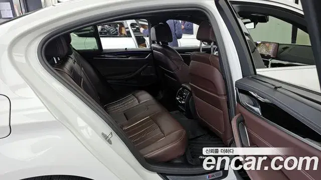 BMW 5 Series 2023 — Photo 17/20