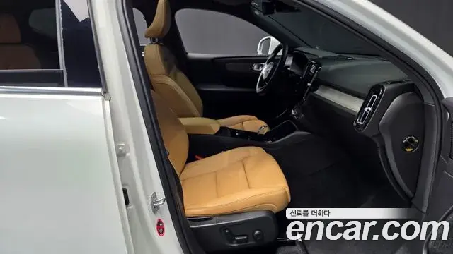 Volvo XC40 2020 — Şəkil 13/40