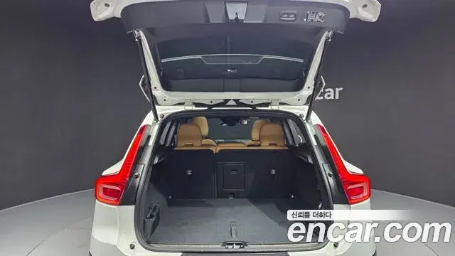 Volvo XC40 2020 — Şəkil 1/40