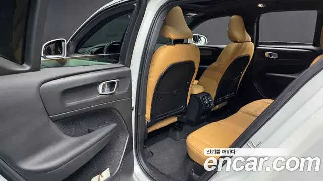 Volvo XC40 2020 — Şəkil 38/40