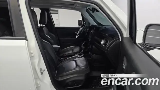 Jeep Renegade 2018 — Фото 12/20