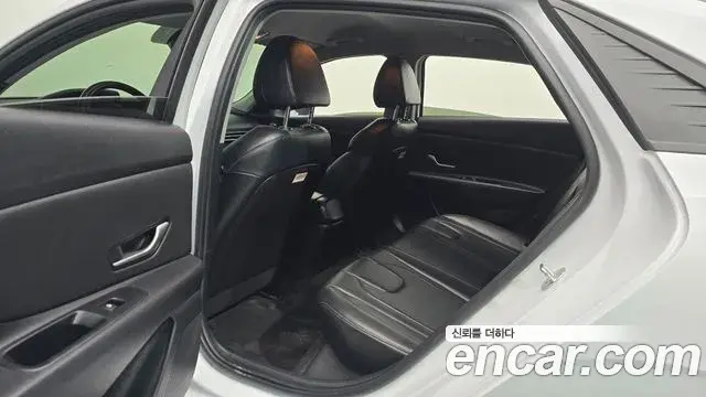 Hyundai The New Avante Hybrid 2021 — Photo 8/20