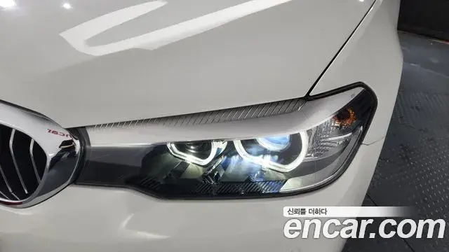 BMW 5 Series 2018 — Photo 18/34