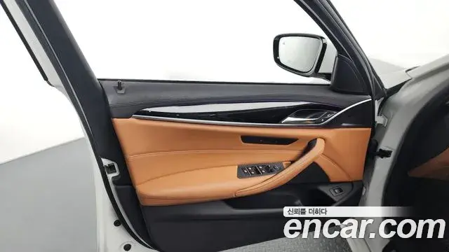 BMW 5 Series 2018 — Photo 21/34