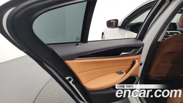 BMW 5 Series 2018 — Photo 24/34