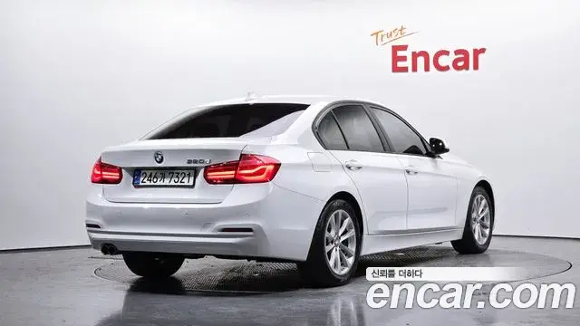 BMW 3 Series 2018 — ფოტო 30/32
