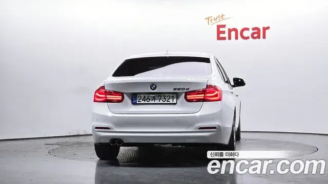 BMW 3 Series 2018 — ფოტო 8/32