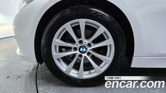 BMW 3 Series 2018 — ფოტო 2/32