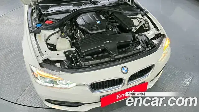 BMW 3 Series 2018 — ფოტო 25/32