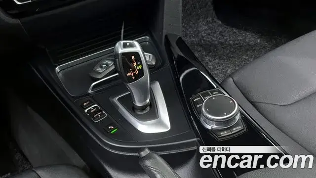 BMW 3 Series 2018 — ფოტო 15/32