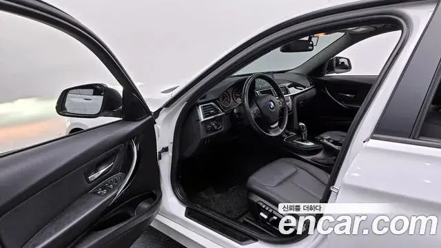 BMW 3 Series 2018 — ფოტო 14/32