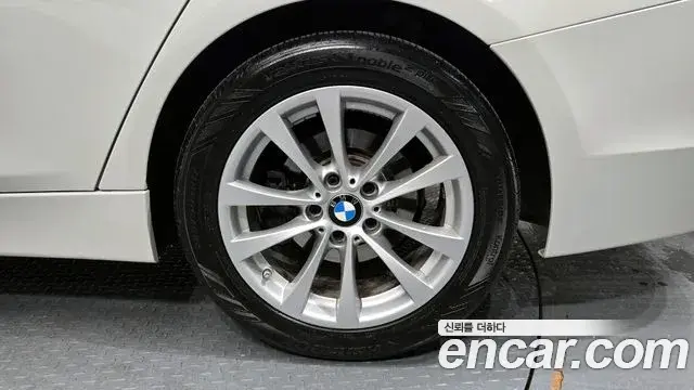BMW 3 Series 2018 — ფოტო 29/32