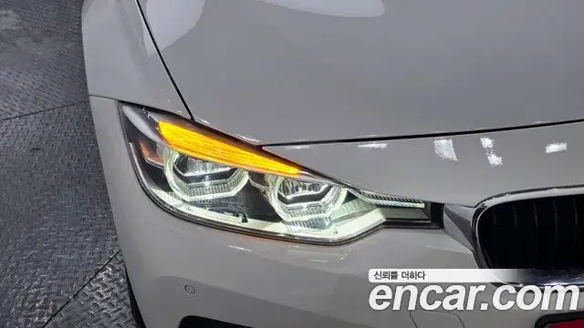 BMW 3 Series 2018 — ფოტო 17/32