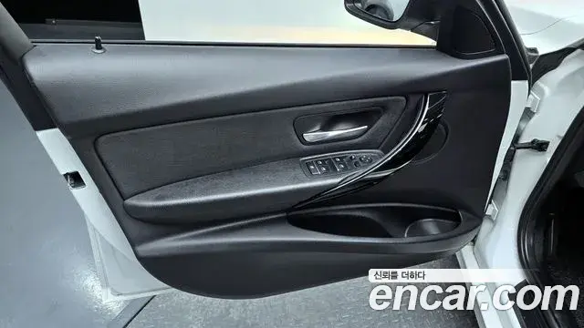 BMW 3 Series 2018 — ფოტო 6/32