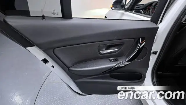 BMW 3 Series 2018 — ფოტო 21/32