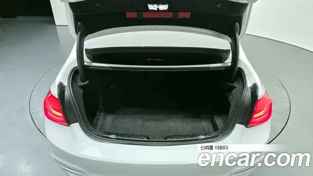 BMW 3 Series 2018 — ფოტო 5/32