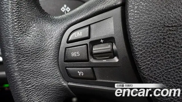 BMW 3 Series 2018 — ფოტო 16/32