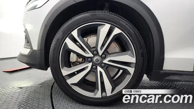 Volvo V60 Cross Country 2020 — Photo 18/36