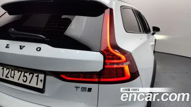 Volvo V60 Cross Country 2020 — Photo 22/36