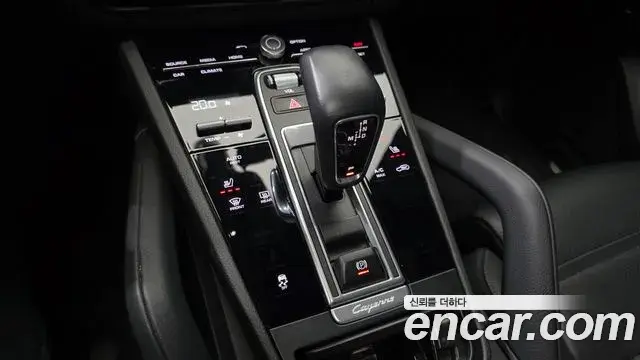 Porsche Cayenne 2021 — ფოტო 27/32
