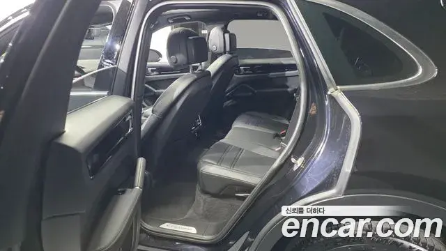 Porsche Cayenne 2021 — ფოტო 30/32