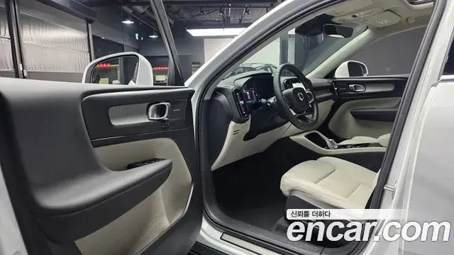 Volvo XC40 2025 — Photo 19/20