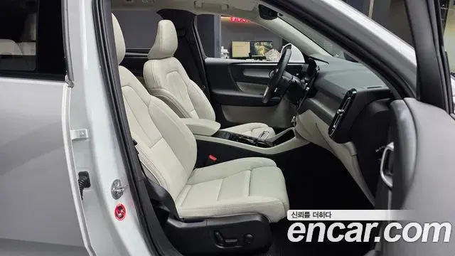 Volvo XC40 2025 — Photo 13/20