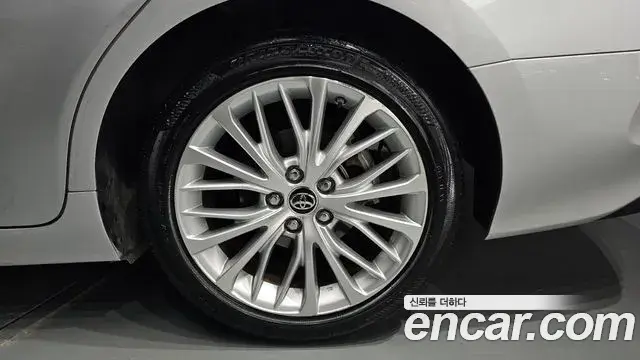 Toyota Camry 2018 — Photo 19/31