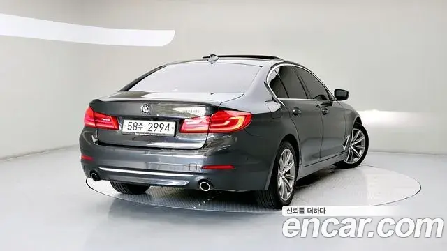 BMW 5 Series 2019 — ფოტო 4/20
