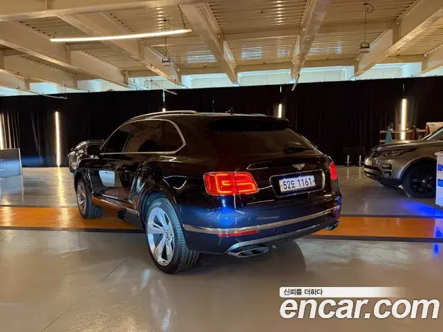Bentley Bentayga 2018 — Şəkil 15/19