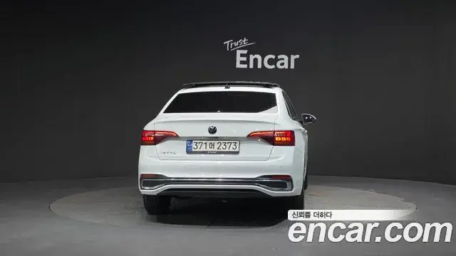 Volkswagen Jetta 2023 — Şəkil 12/31