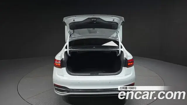 Volkswagen Jetta 2023 — Şəkil 17/31