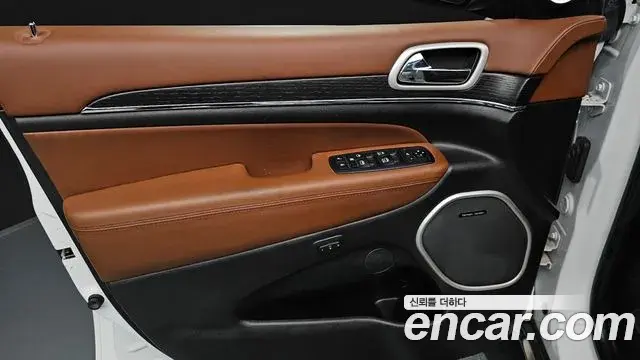 Jeep Grand Cherokee 2020 — Şəkil 23/31
