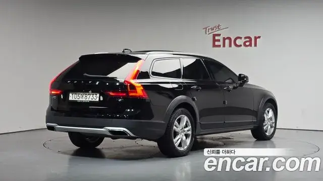 Volvo V90 Cross Country 2018 — Şəkil 14/32