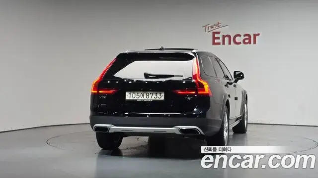 Volvo V90 Cross Country 2018 — Şəkil 10/32