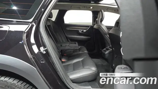 Volvo V90 Cross Country 2018 — Şəkil 19/32
