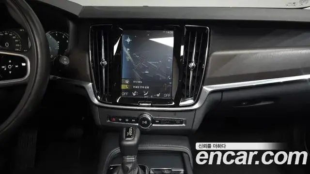 Volvo V90 Cross Country 2018 — Şəkil 7/32