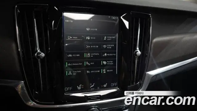 Volvo V90 Cross Country 2018 — Şəkil 31/32
