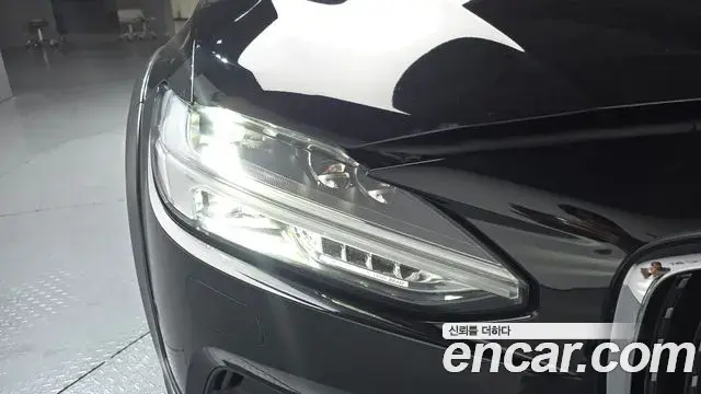 Volvo V90 Cross Country 2018 — Şəkil 23/32