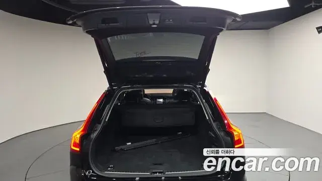 Volvo V90 Cross Country 2018 — Şəkil 17/32
