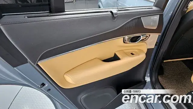 Volvo XC90 2021 — ფოტო 25/31