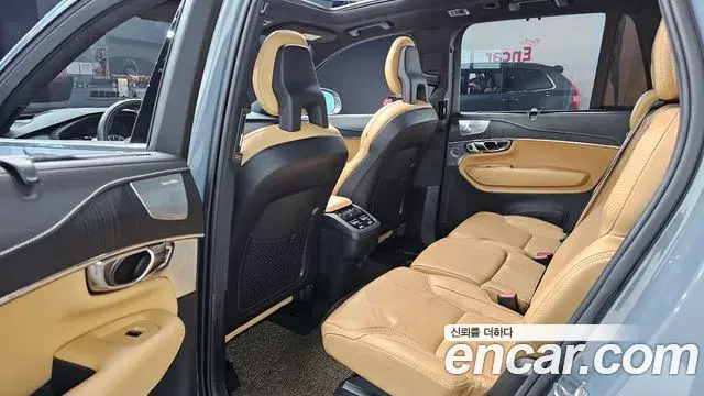 Volvo XC90 2021 — ფოტო 8/31