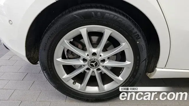Mercedes-Benz A-Class 2019 — Şəkil 25/29