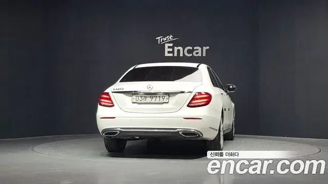 Mercedes-Benz E-Class 2019 — Şəkil 19/20