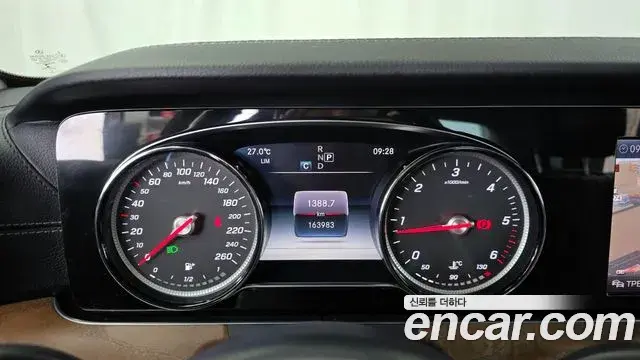 Mercedes-Benz E-Class 2019 — Şəkil 18/20